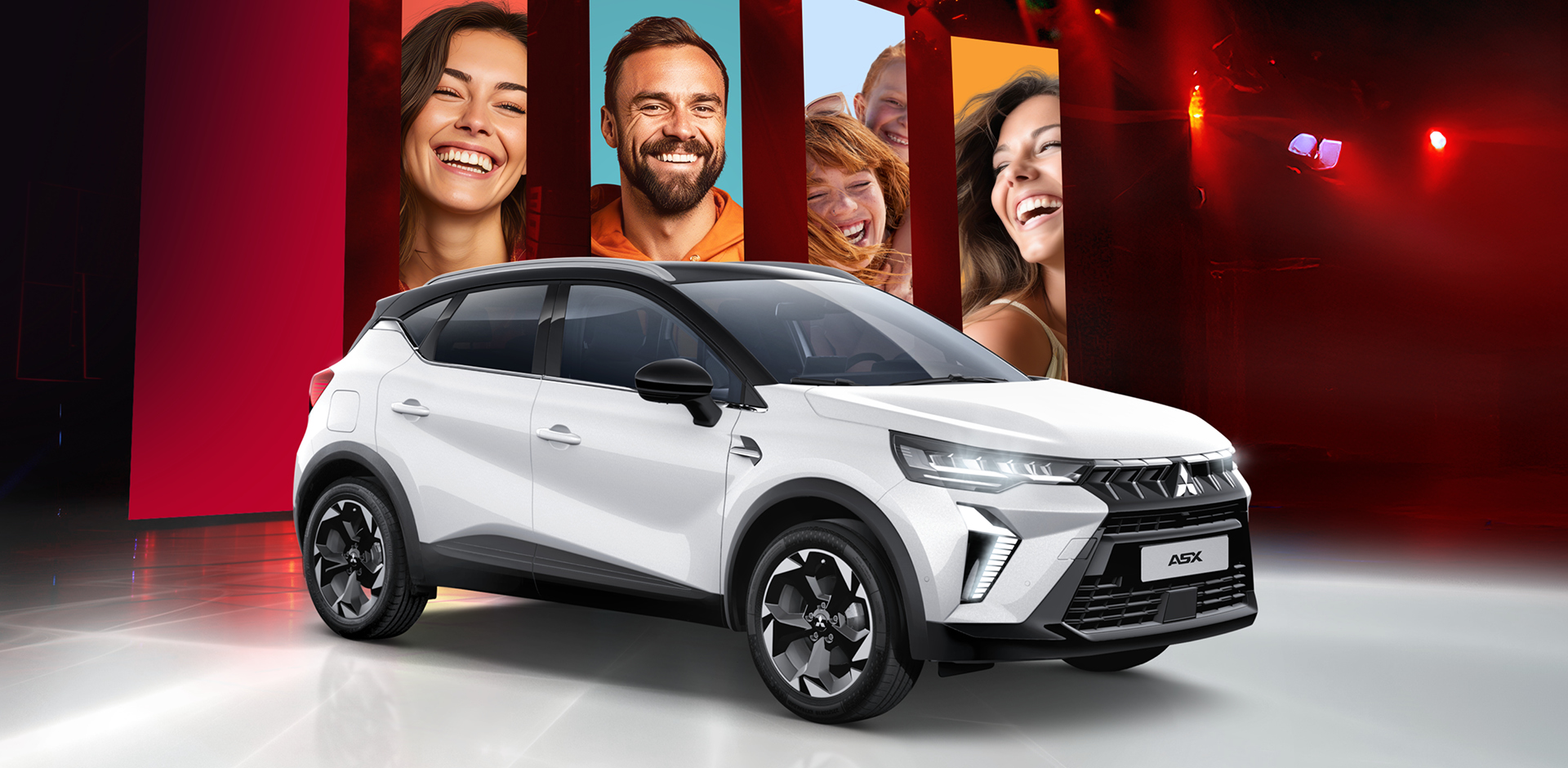 Mitsubishi ASX Edition Eine Bühne mit dem ASX Edition und Bannern im Hintergrund auf denen lachende Menschen zu sehen sind