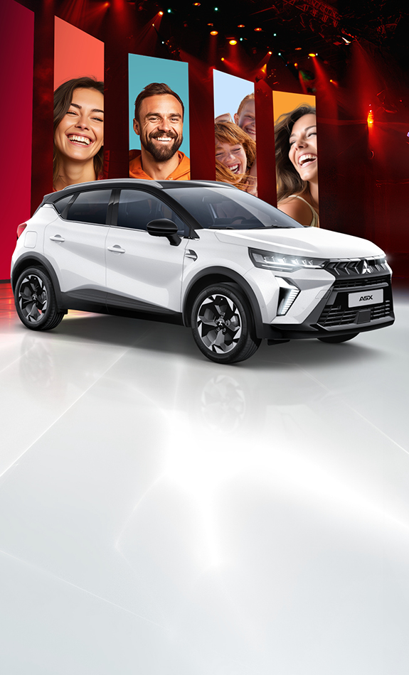 Mitsubishi ASX Edition Eine Bühne mit dem ASX Edition und Bannern im Hintergrund auf denen lachende Menschen zu sehen sind