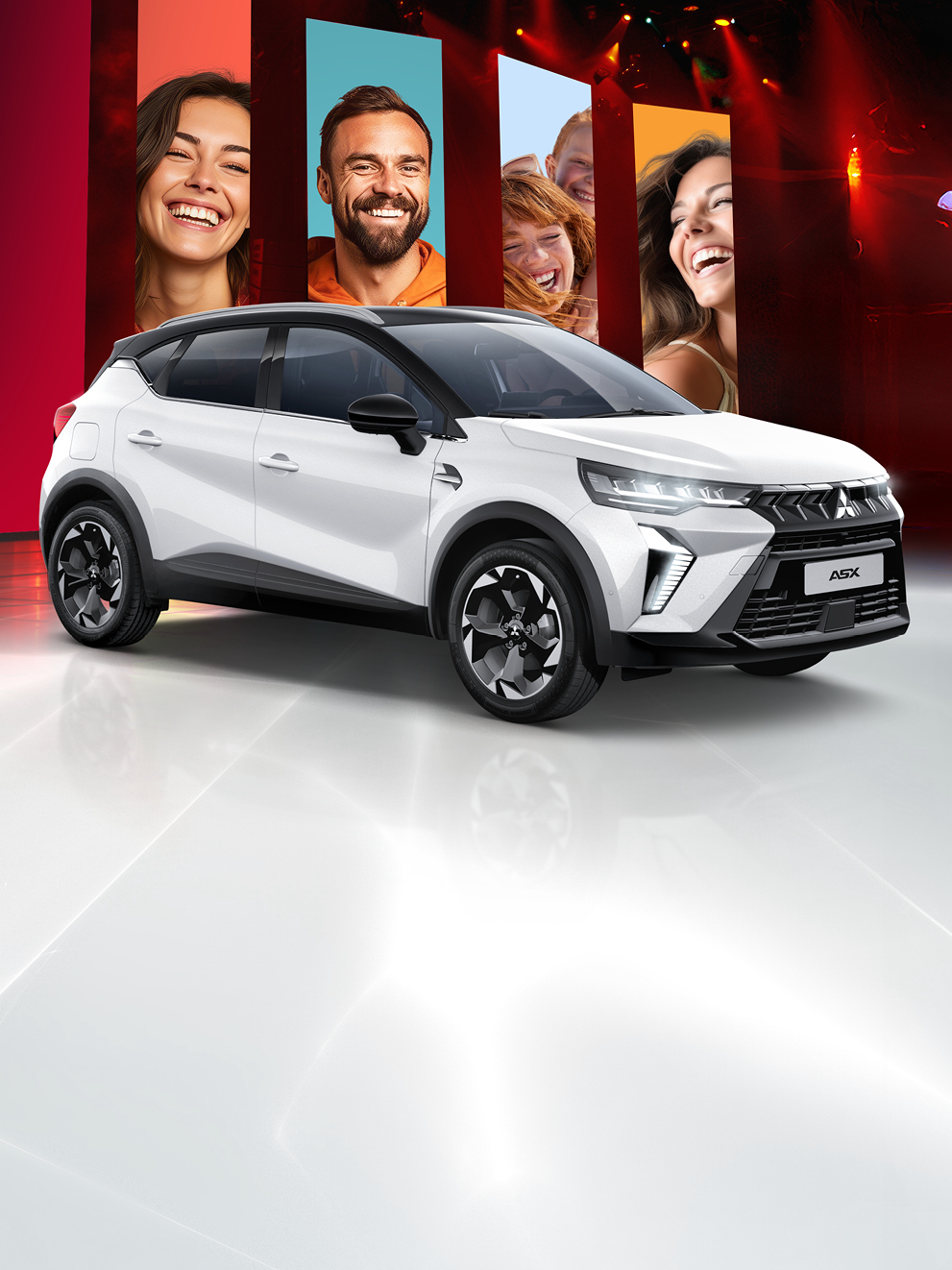 Mitsubishi ASX Edition Eine Bühne mit dem ASX Edition und Bannern im Hintergrund auf denen lachende Menschen zu sehen sind