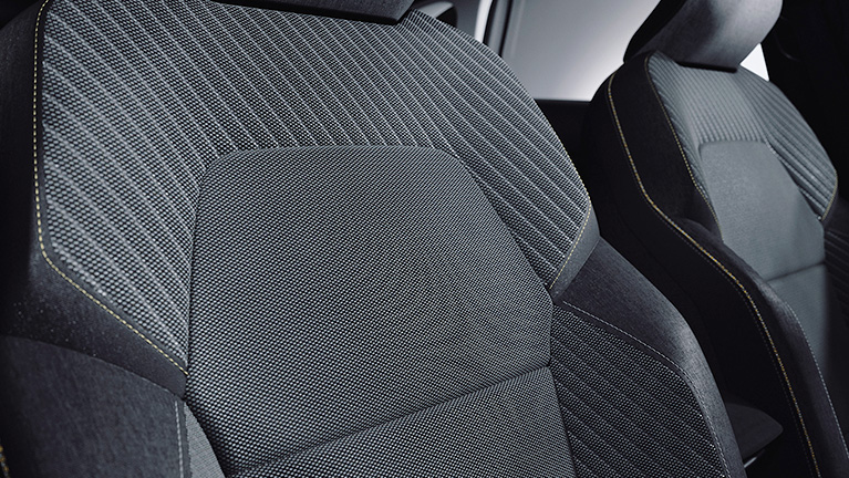 Stoff-Kunstleder-Sitze mit markanter Ziernaht im ASX  Stoff-Kunstleder-Sitze mit markanter Ziernaht im ASX