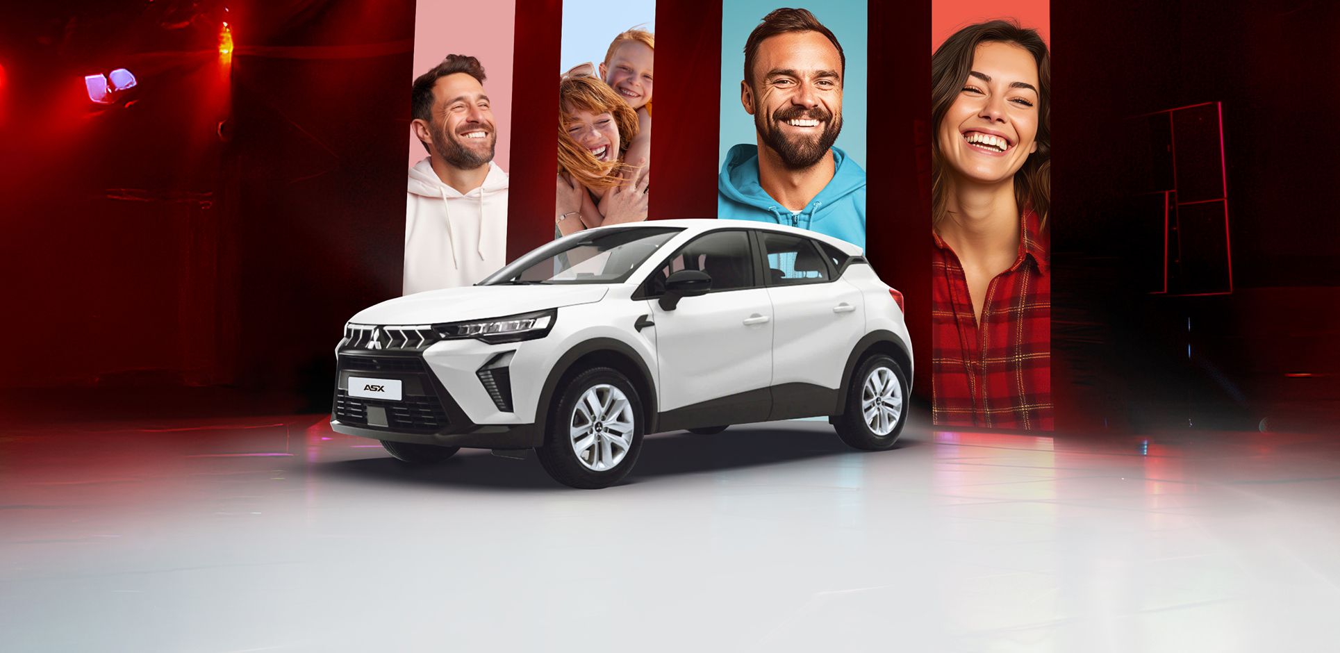 Mitsubishi ASX BASIS Eine Bühne mit dem ASX BASIS und Bannern im Hintergrund auf denen lachende Menschen zu sehen sind