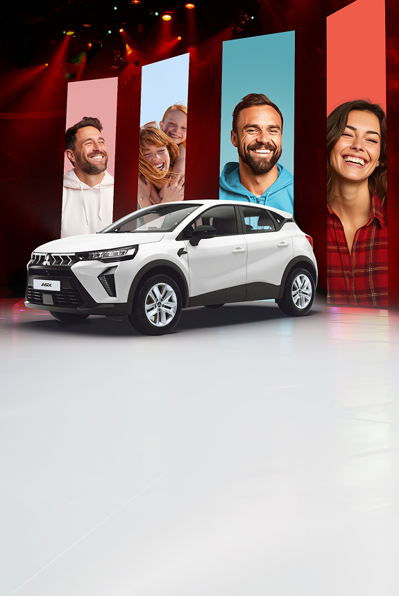 Mitsubishi ASX BASIS Eine Bühne mit dem ASX BASIS und Bannern im Hintergrund auf denen lachende Menschen zu sehen sind